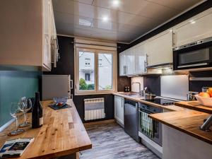 een keuken met een houten aanrecht in een kamer bij Cosy flat in Strasbourg with an access to tramway - Appartement confortable sur ligne de tram de Strasbourg in Bischheim