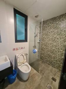 La salle de bains est pourvue d'une douche, de toilettes et d'un lavabo. dans l'établissement V' BROS VivaCity 3bedroom J4.4 [GOT DRYER], à Kuching