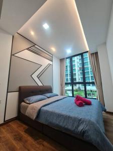 - une chambre avec un grand lit et une grande fenêtre dans l'établissement V' BROS VivaCity 3bedroom J4.4 [GOT DRYER], à Kuching