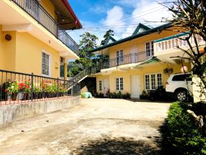una macchina bianca parcheggiata di fronte a una casa gialla di Shevyhaws a Nuwara Eliya