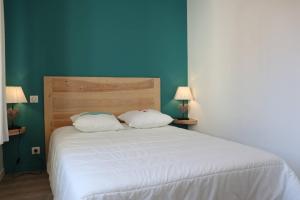 Ένα ή περισσότερα κρεβάτια σε δωμάτιο στο St Jean de Luz, Centre ville 2 pièces, plage à pied - 3 étoiles