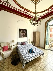 - une chambre avec un lit et un canapé dans l'établissement Barcelona Central Apartments, à Barcelone