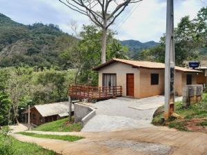 una piccola casa in mezzo a una montagna di Casa da Cachoeira Siriú-SC a Garopaba