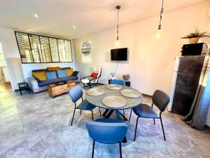 a living room with a table and chairs and a couch at Appart cosy au calme, dans le centre de Bandol in Bandol