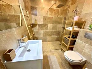 a bathroom with a white sink and a toilet at Appart cosy au calme, dans le centre de Bandol in Bandol