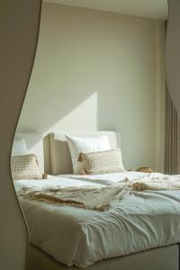 赫綱蘭德的住宿－VAKANTIEDOMEIN DOUVE，卧室配有一张带镜子的白色大床