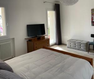 een slaapkamer met een bed en een flatscreen-tv bij BeB La Nociaia in Tavullia