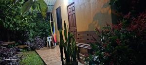 een tuin met een deur en enkele planten bij Bijagua paradise Río Celeste in Bijagua