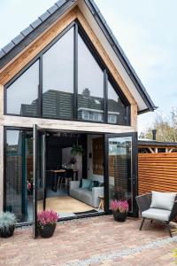 una extensión a una casa con puertas correderas de cristal en Résidence Beaufort, en Zandvoort