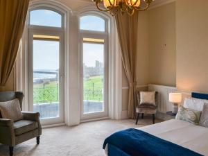 - une chambre avec un lit et une grande fenêtre dans l'établissement Waters Edge, à Tynemouth