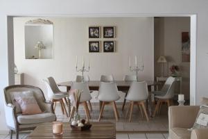 Aincourt的住宿－Maison Hermitage，客厅设有餐桌和椅子