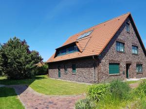 an old brick house with a red roof at Urlaubslust Ferienhaus 14 in Trassenheide