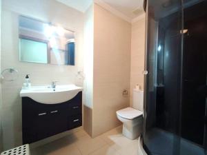 Koupelna v ubytování PRAIA DA RAPADOIRA + 1 fotografie