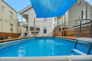 紐奧良的住宿－Magazine Manor W Pool，游泳池上方设有蓝色遮阳伞
