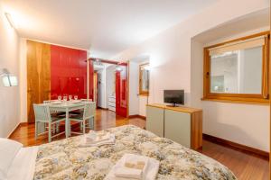 1 Schlafzimmer mit einem Bett und einem Esszimmer in der Unterkunft Residenza Juvarra - Exclusive Flat in Turin