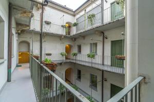ein Apartmenthaus mit Balkonen und Topfpflanzen in der Unterkunft Residenza Juvarra - Exclusive Flat in Turin
