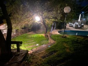 een tuin 's nachts met een lamp en een zwembad bij Loft de Montaña in Río Ceballos