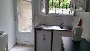 Кухня или кухненски бокс в Appartement 2 PCS au metro BERAULT