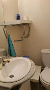Un baño con un lavabo blanco y un inodoro. en Appartement 2 PCS au metro BERAULT, en Vincennes