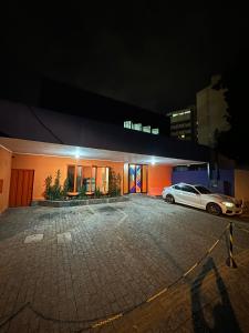 een auto die 's nachts voor een gebouw geparkeerd staat bij Itajubá Classic Hotel Goiânia in Goiânia