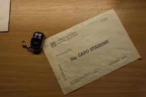 um recibo de papel com uma chave de carro numa mesa em B&B Fermata 106 da Carolina em Siculiana Marina