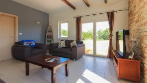 Una sala de estar con dos sofás y una mesa de café. en Large Villa Ska with amazing private pool near the beach and town by WiiBuk, en Pula