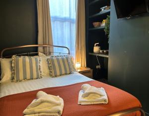 Dos toallas en una cama en una habitación en The Wellesley, en Belfast