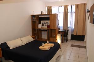 um quarto com uma cama e uma estante de livros em Loft Mendoza Capital Musica y Fotografia em Mendoza