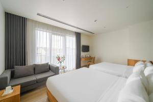 Giường trong phòng chung tại TTR Central Apart Hotel