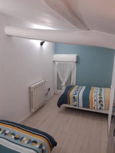um quarto com uma cama e uma janela num quarto em Charmante maison rénovée, proche lac et centre-ville em LʼIsle-Jourdain