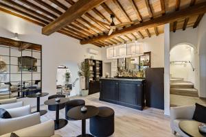 un soggiorno con tavoli, sedie e un bar di Locanda Le Piazze a Castellina in Chianti