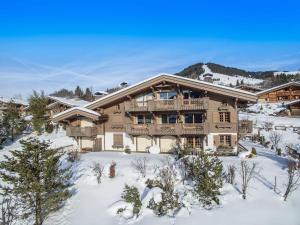 una imagen de una casa de madera en la nieve en Appartement Megève, 5 pièces, 8 personnes - FR-1-453-28 en Megève