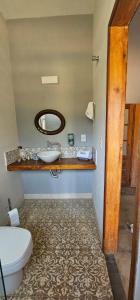 a bathroom with a toilet and a sink and a mirror at Casa Especial em Catas Altas in Catas Altas