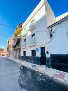 un edificio blanco al lado de una calle en Ohana home 1 en Málaga