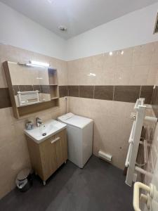 mała łazienka z umywalką i toaletą w obiekcie Appartement unique dans le domaine de la sangliere w mieście Bormes-les-Mimosas