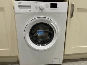 uma máquina de lavar roupa branca sentada numa cozinha em Cork city En-suite Single room em Cork