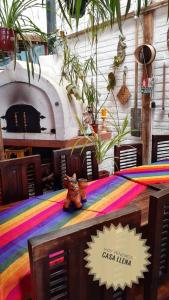 Habitación con mesa con arco iris en Chuza Longa Home en Guamote