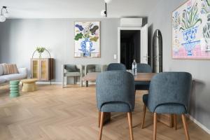 ein Esszimmer mit einem Tisch und Stühlen in der Unterkunft numa I Terra Apartments in Wien