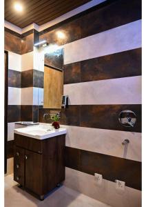 Un baño de Hotel Heritage Inn at Assi Ghat