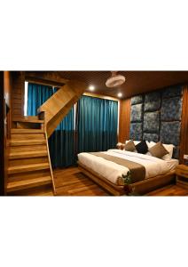 1 dormitorio con 1 cama grande y una escalera en Hotel Heritage Inn at Assi Ghat, en Varanasi