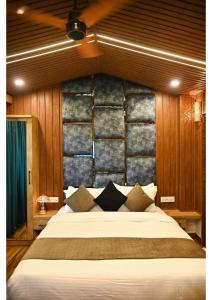 Cama o camas de una habitación en Hotel Heritage Inn at Assi Ghat