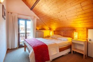 モルジヌにあるCHAMOIS D'OR 1の木製の天井のベッドルーム1室(ベッド1台付)