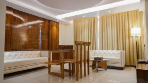 Hotel Daltin في ديغا: غرفة معيشة مع أريكة وطاولة