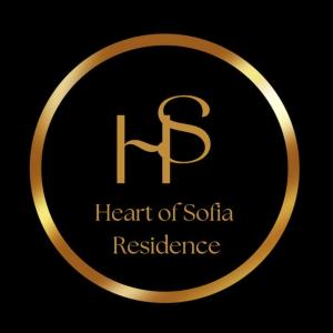 złote logo z sercem odporności sodu w obiekcie Heart of Sofia Residence w mieście Sofia