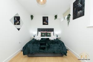 Persephone Apartment - The Goddess of Town في ساوثهامبتون: غرفة نوم بسرير كبير في غرفة بيضاء