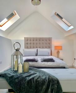Roundhay的住宿－Roundhay Flat Duplex - Sleeps 2，一间卧室配有一张带绿毯的大床