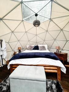 a bedroom with a bed in a yurt at Glamping Mirador Colina. in San Francisco