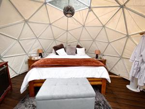 a bedroom with a bed in a yurt at Glamping Mirador Colina. in San Francisco