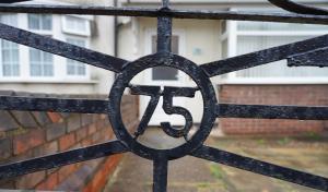 une porte en métal noir avec le numéro 5 sur celle-ci dans l'établissement K Suites - Park Street, à Grimsby