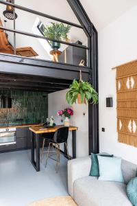 - un salon avec une table et un canapé dans l'établissement Résidence Beaufort, à Zandvoort